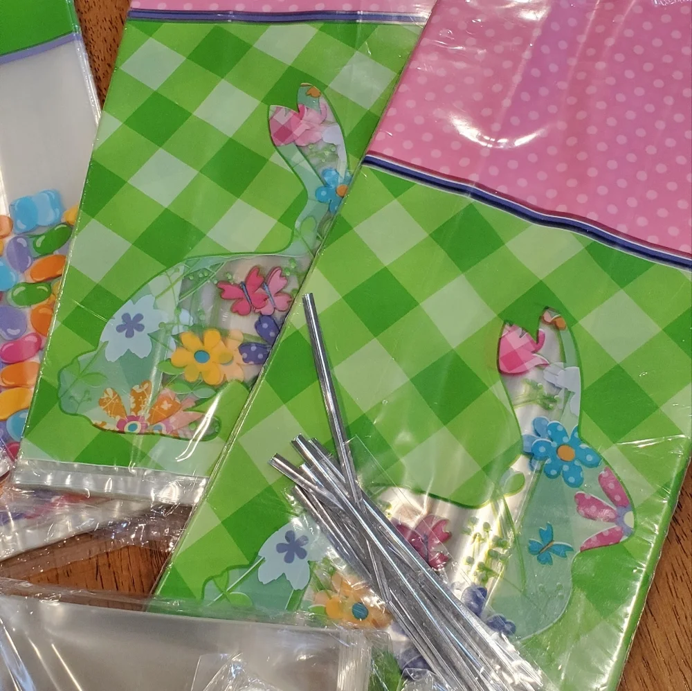 OVER 1,000 CELLO BAGS / TREAT BAGS AND CAKE POP STICKS BAKING